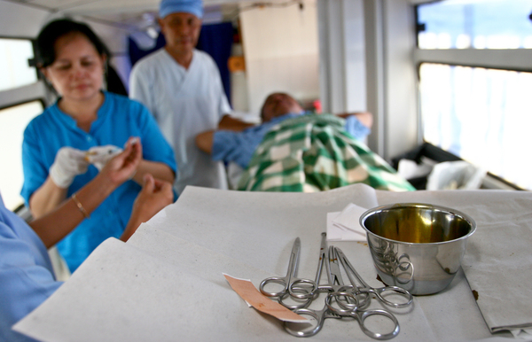 Tim medis dari Badan Koordinasi Keluarga Berencana Nasional (BKKBN) melakukan tindakan operasi vasektomi.