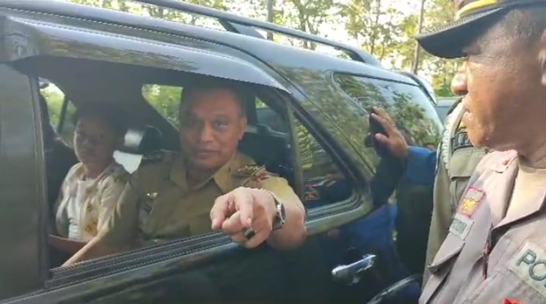 Bupati Sikka, Nusa Tenggara Timur (NTT), Fransiskus Roberto Diogo memarahi wartawan yang merekam dirinya.