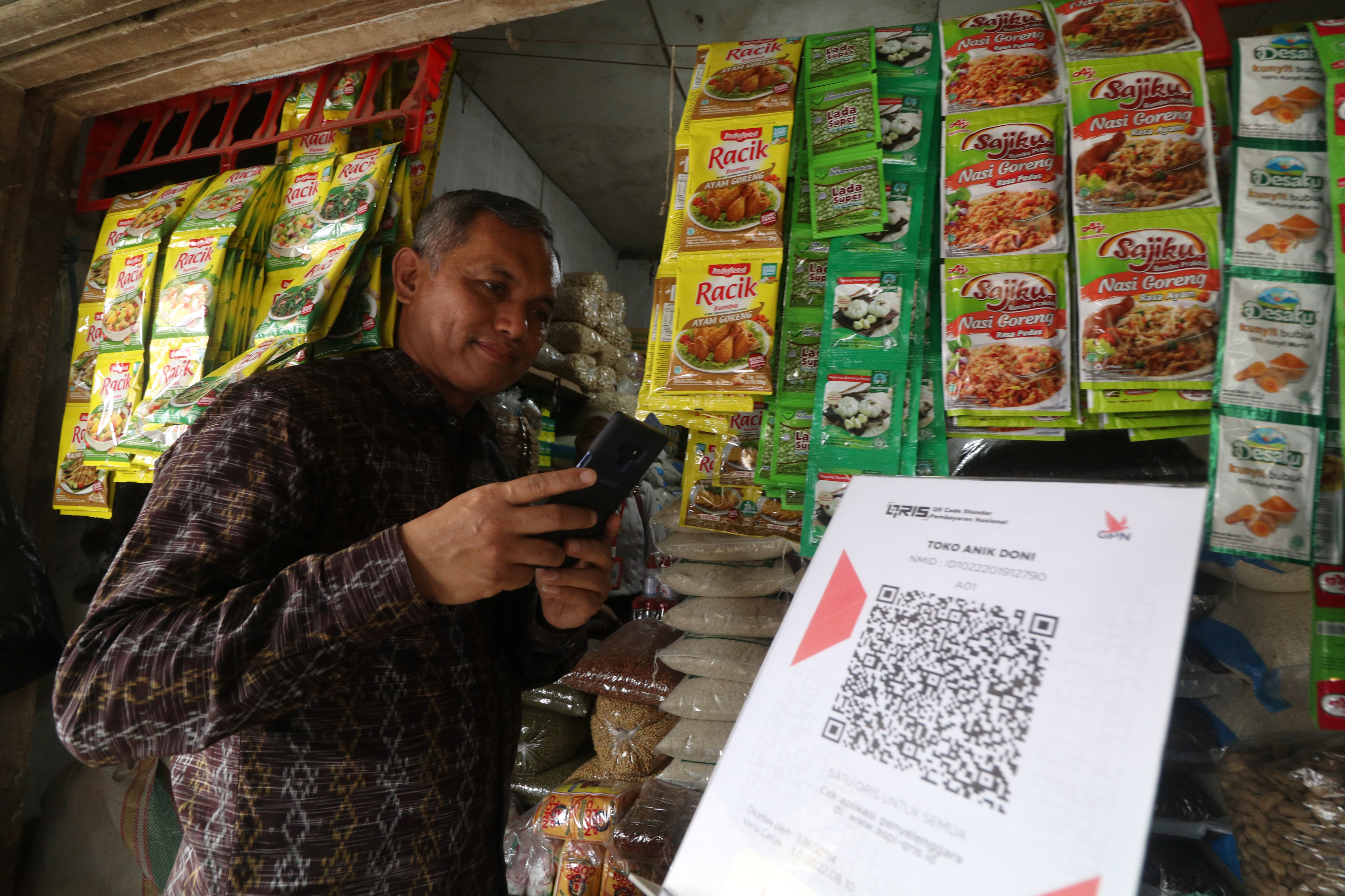 Foto Ilustrasi: Uji coba QRIS saat pencanangan digitalisasi pasar tradisional oleh BI di Pasar Pamenang Pare, Kediri, 2022.