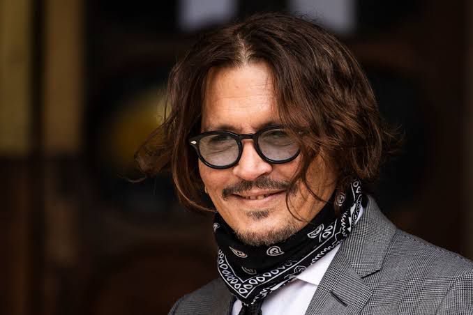 Johnny Depp kembali manggung setelah cedera kakinya pulih
