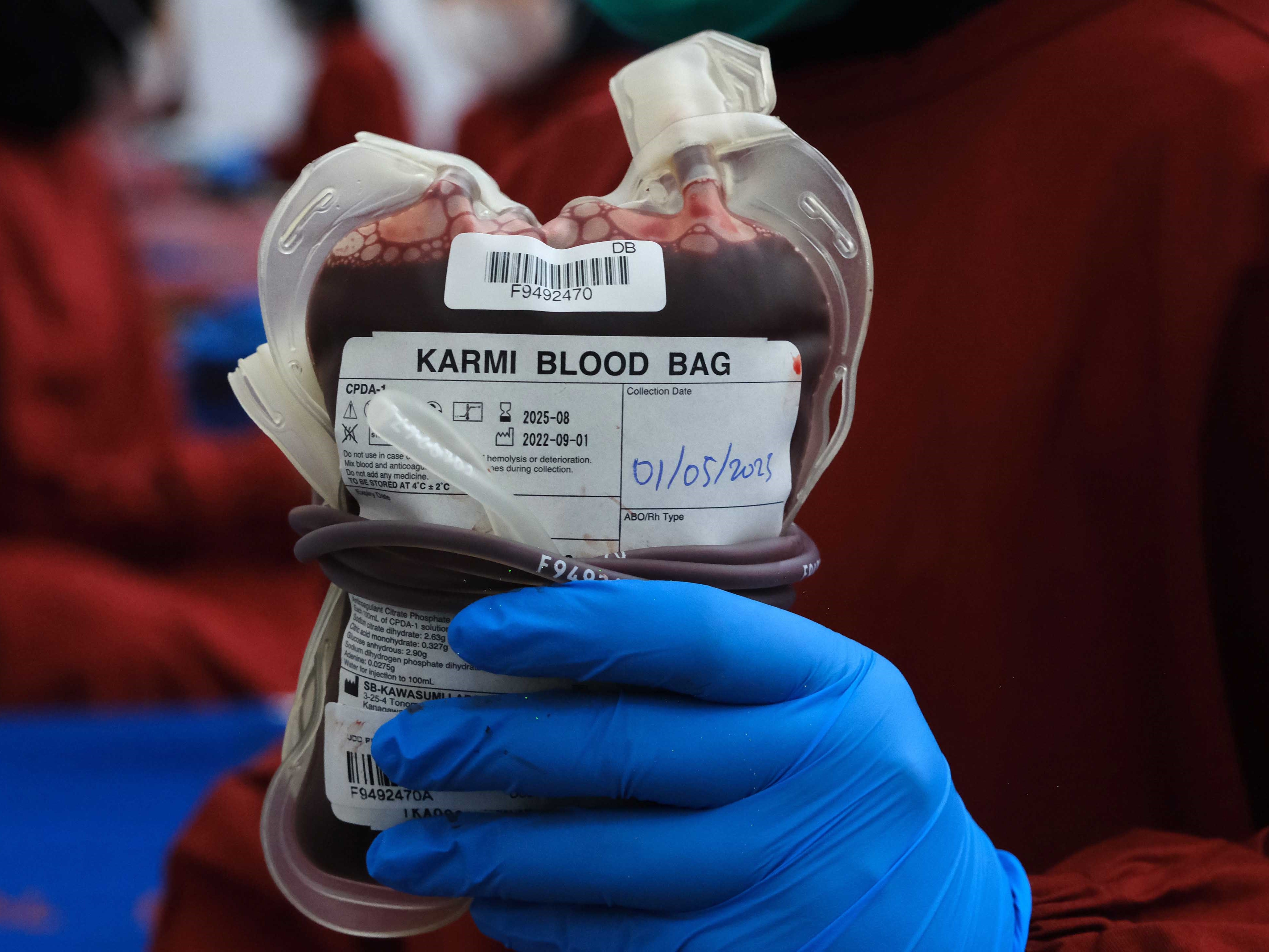 Seorang petugas PMI Kalbar memperlihatkan kantong darah pendonor saat kegiatan aksi donor darah di Balai Petitih Kantor Gubernur.