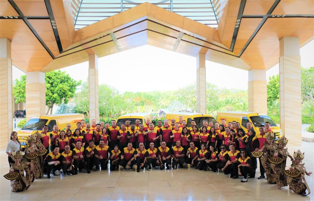 DHL Express bersiap untuk melistriki armada pengiriman jarak jauhnya dengan penyebaran 24 van listrik di Jakarta dan Bandung. 