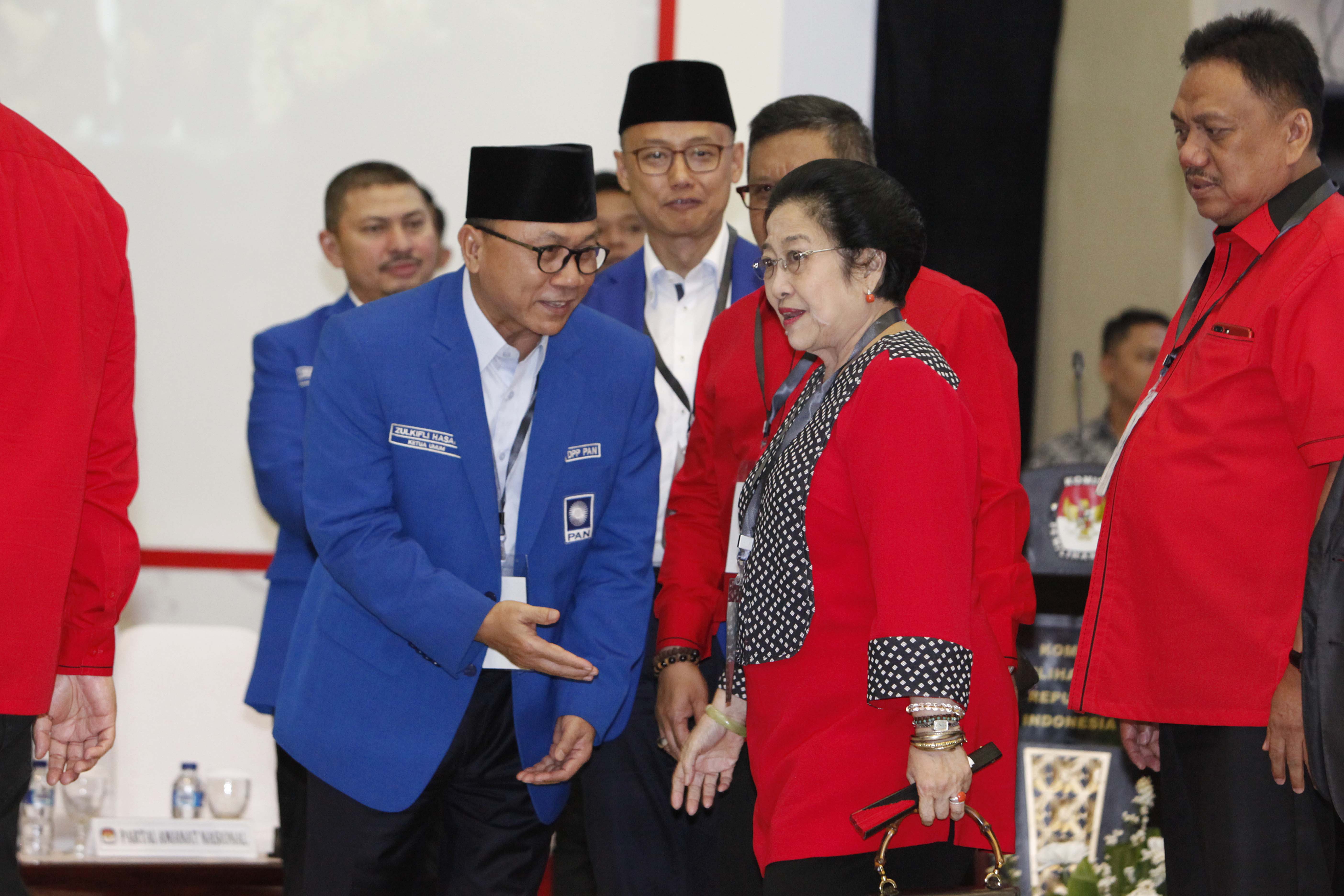Ketua Umum PAN Zulkifli Hasan (kiri) dan Ketua Umum PDIP Megawati Soekarnoputri (kanan) saat pengundian nomor peserta Pemilu 2019.