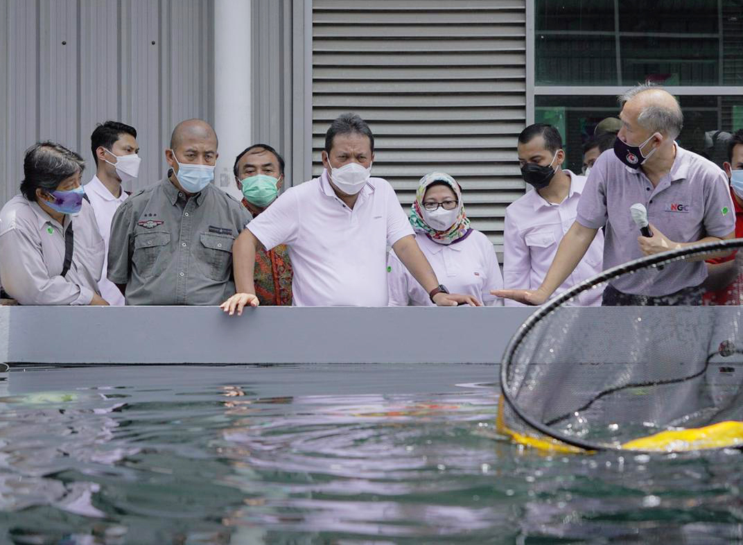Menteri Kelautan dan Perikanan Wahyu Sakti Trenggono (tengah) meninjau pengelolaan ikan di Cibinong dan Sukabumi, Jawa Barat
