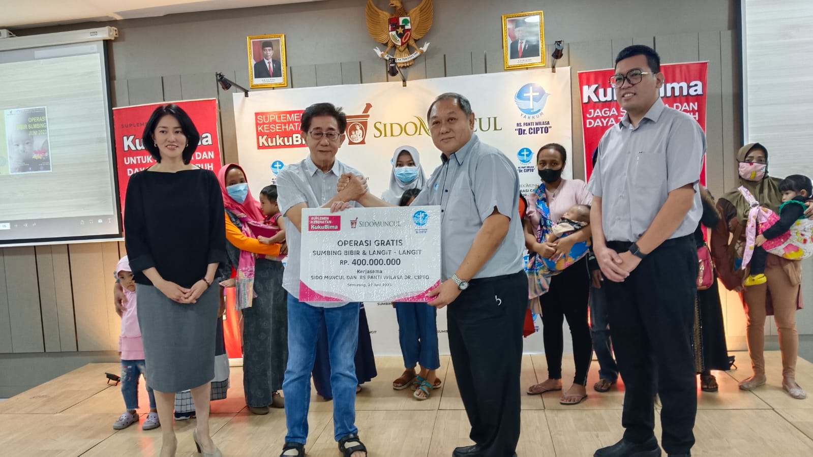 Direktur PT Sido Muncul Irwan Hidayat menyerahkan sumbangan untuk operasi bibir sumbing