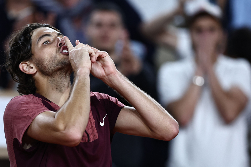 Petenis meminta penonton yang sedang semangat untuk diam, setelah ia mengalahkan pemain Prancis Arthur Rinderknech.