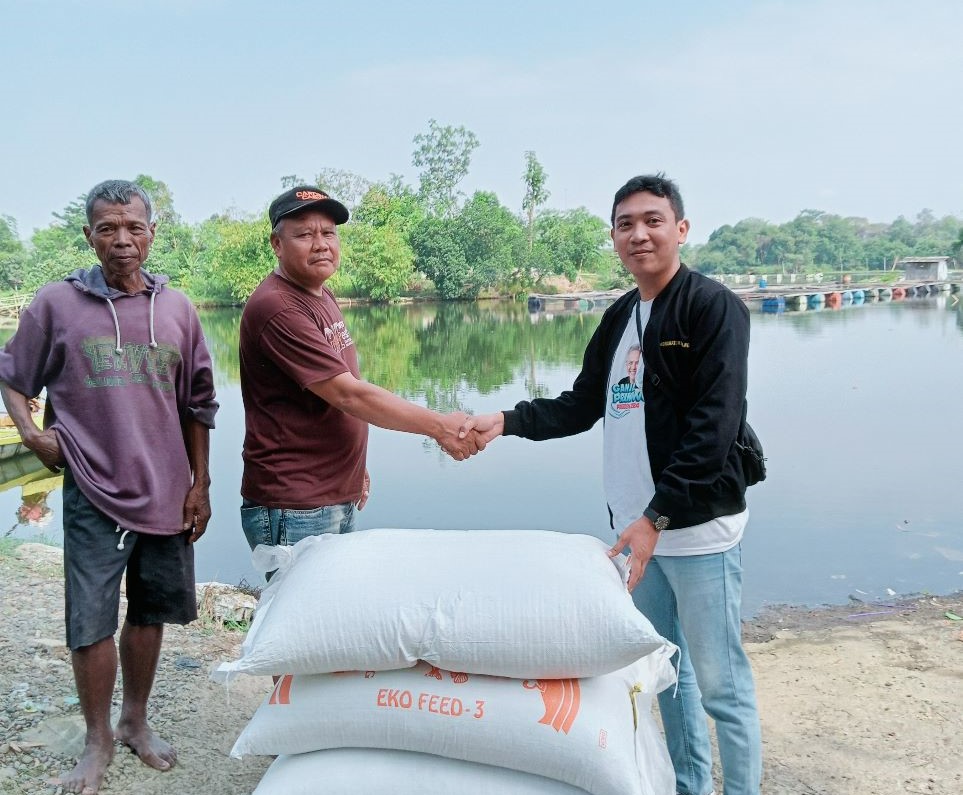 Bantuan pakan Ikan dari KNP untuk nelayan tambak di Karawang