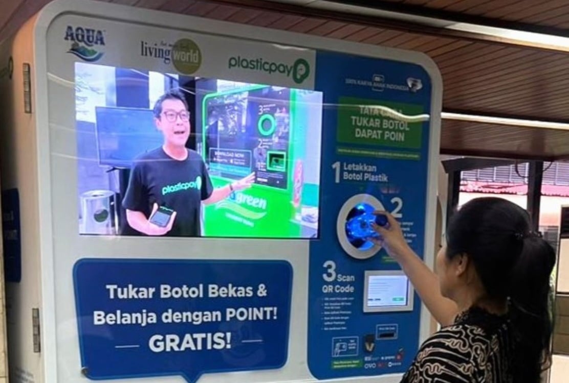 Reverse Vending Machine untuk daur ulang botol air minum kemasan