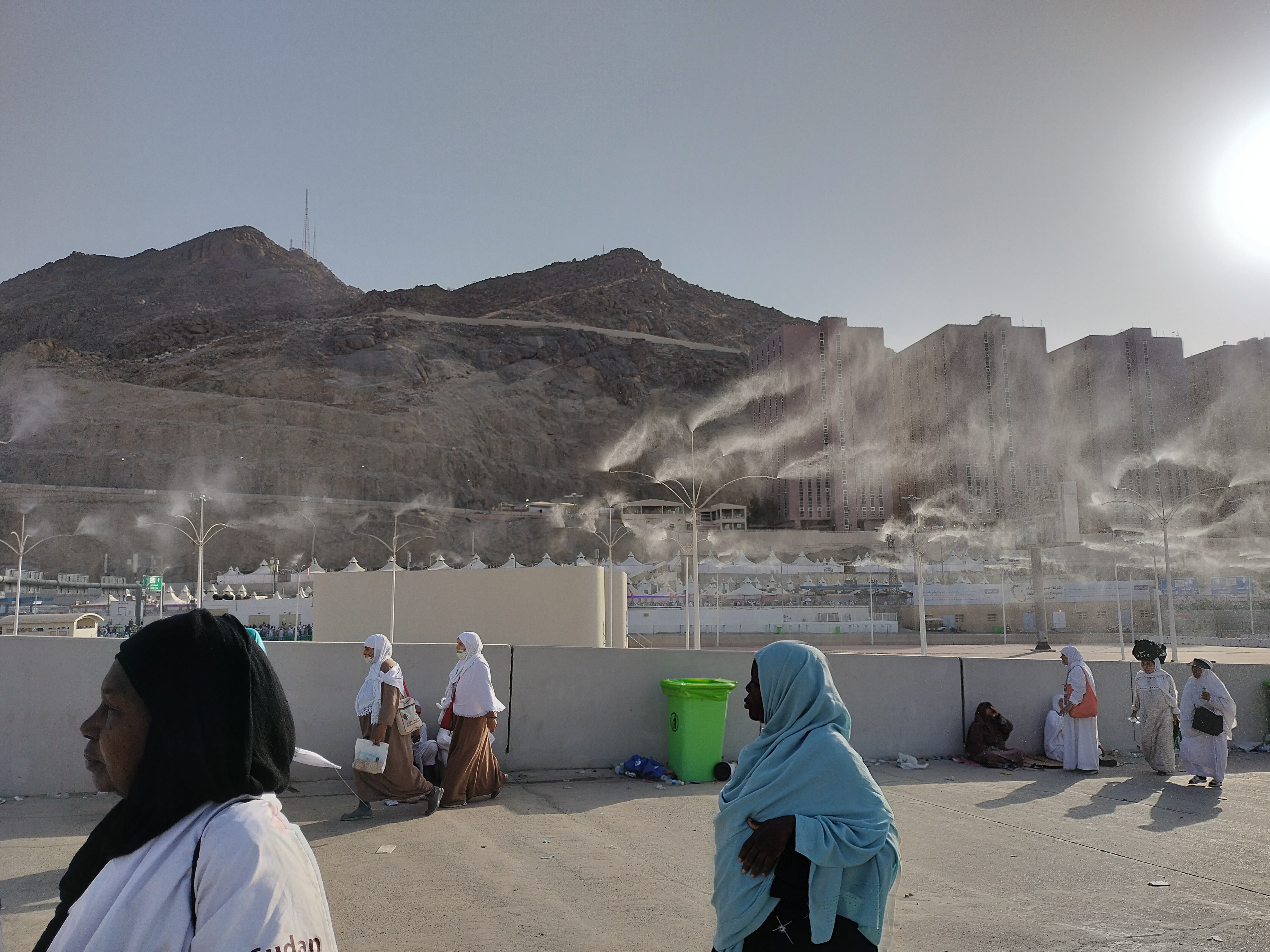 Semprotan-semprotan air beroperasi di sepanjang rute menuju lokasi melempar jumrah, Kamis (29/6).