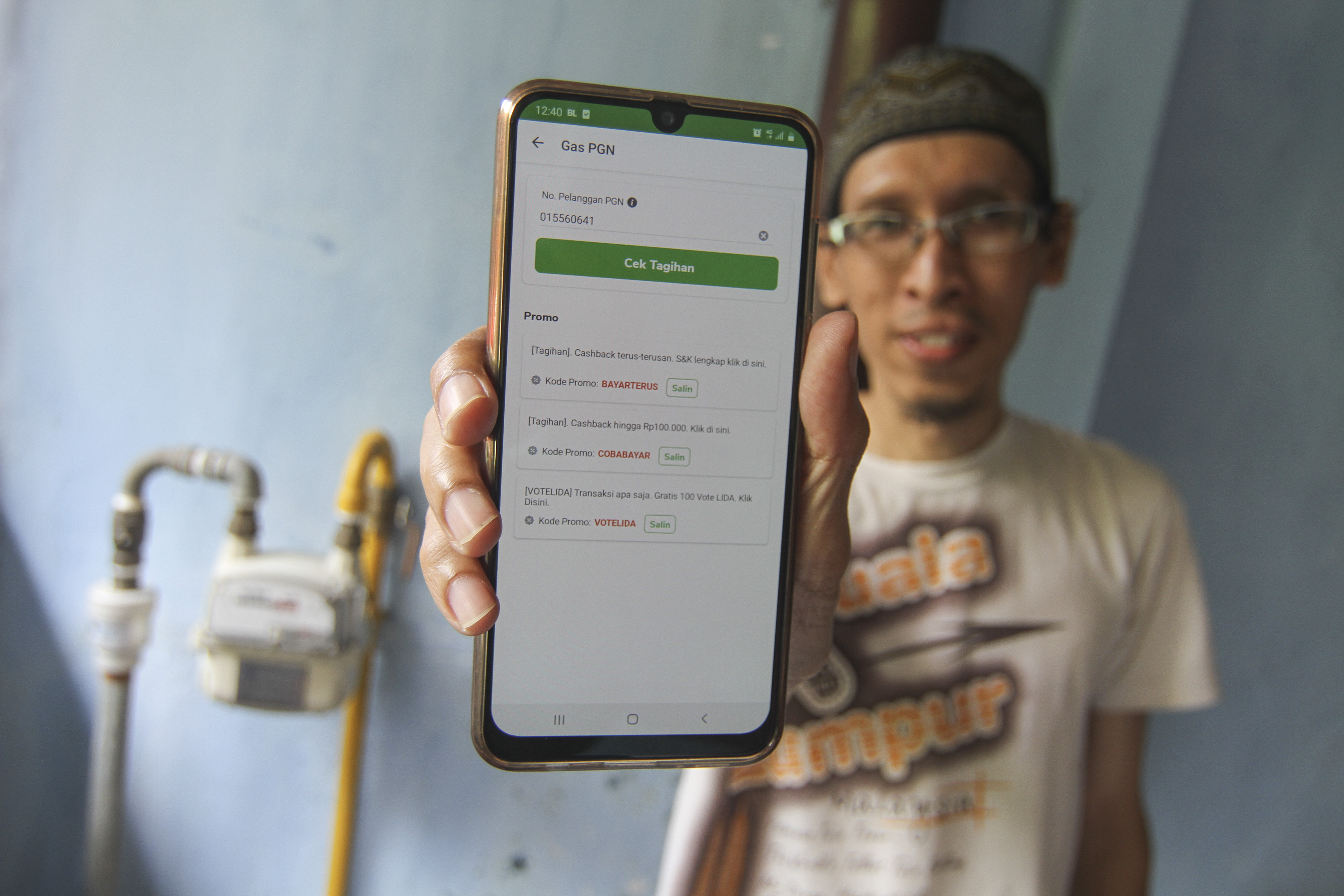 Warga memperlihatkan pembayaran gas secara online. Pembayaran online butuh payment gateway yang handal.