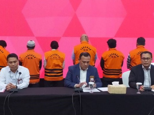 KPK menetapkan sepuluh tersangka dalam kasus dugaan korupsi penyaluran tunjangan kinerja (tukin) di Kementerian ESDM. 