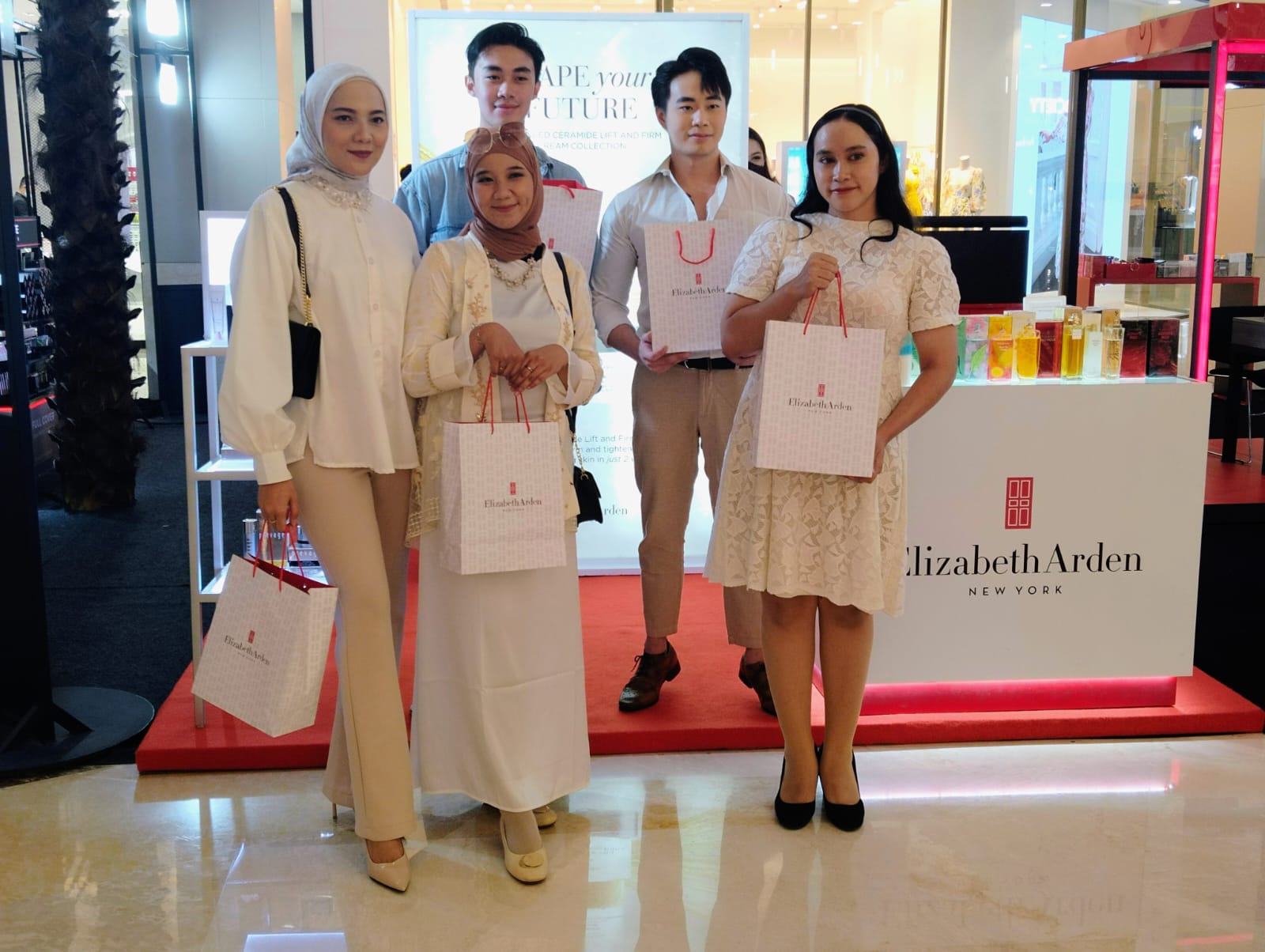 Peluncuran produk Advanced Ceramide Lift Firm Eye Cream keluaran Elizabeth Arden, di Mal Kota Kasablanka, Jakarta, Rabu (7/6). 