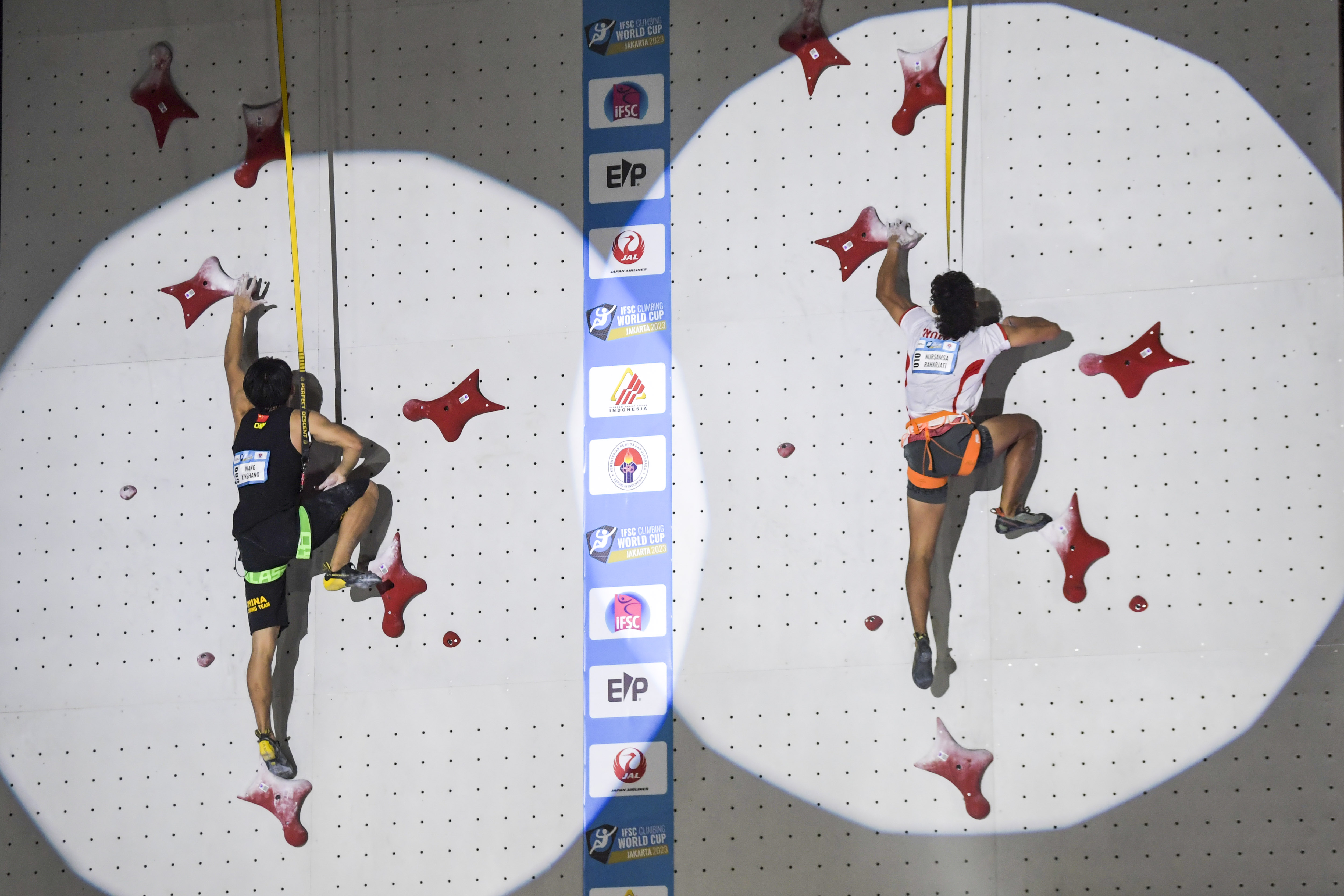 Atlet panjat tebing Indonesia Raharjati Nursamsa (kanan) saat tampil di Piala Dunia Panjat Tebing 2023 IFSC Seri Jakarta.