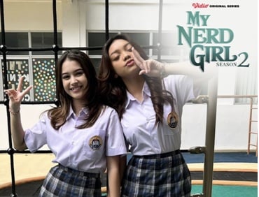 Aktris muda Naura Ayu dan Sandrinna Michelle yang membintangi film 