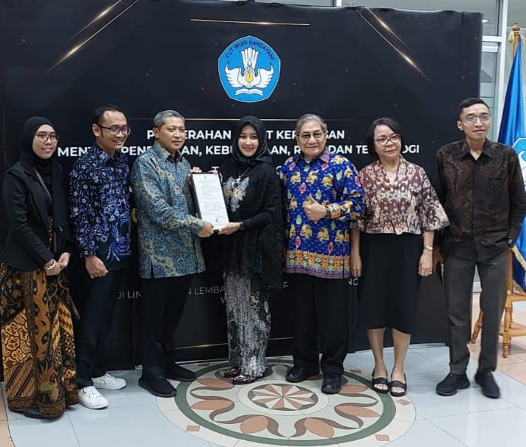 Profesor  Apt. Diana Laila Ramatillah, S.Farm, M.Farm, Ph.D ( tengah) menerima SK pengangkatan Guru Besar 