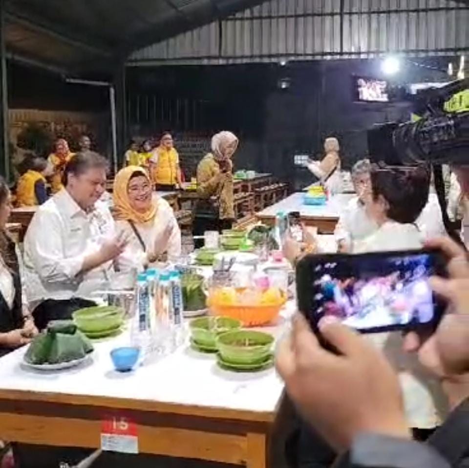 Ketua Umum Partai Golkar Airlangga Hartarto bersama kader Partai Golkar Jawa Barat