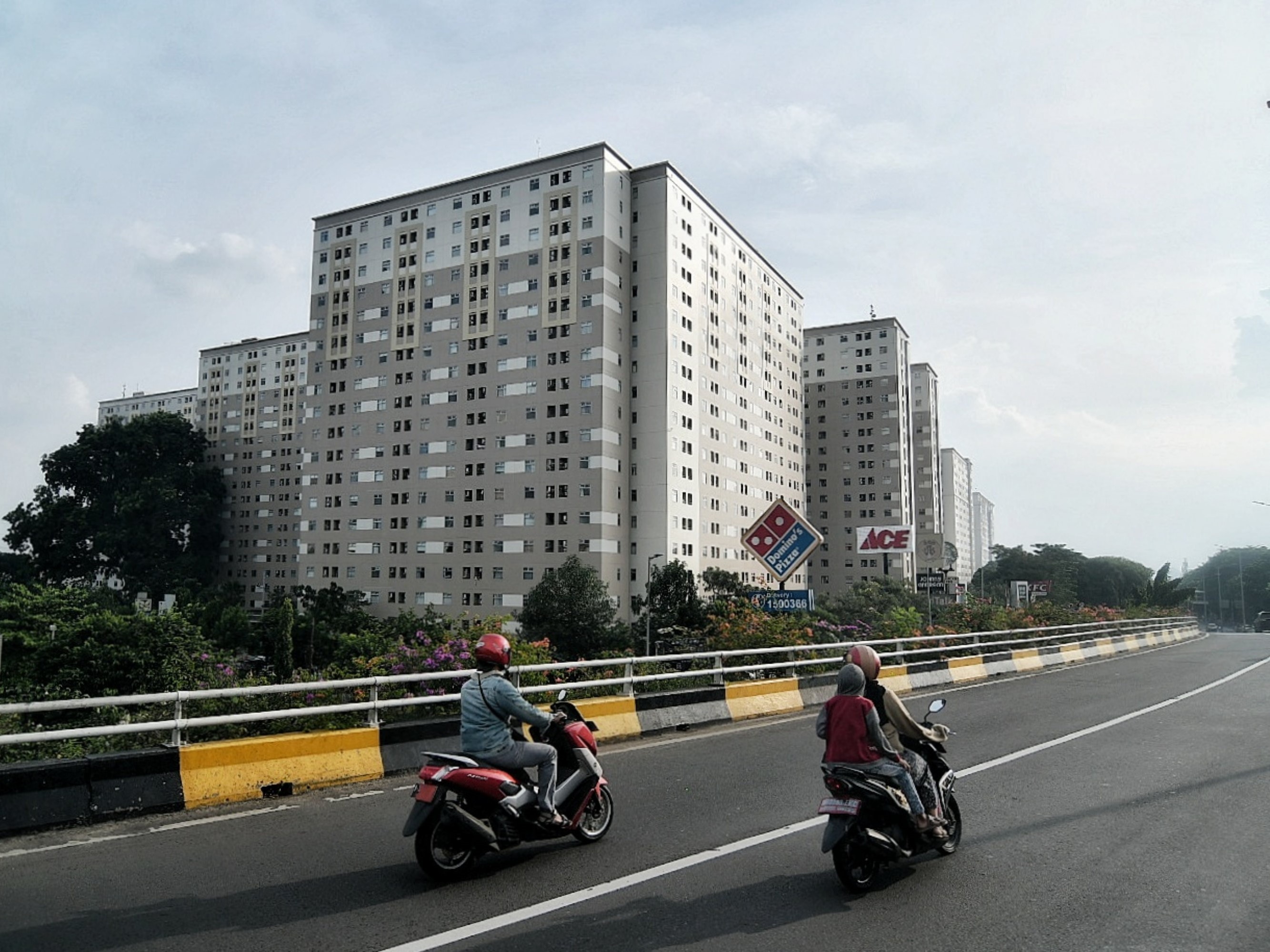 Kendaraan melintas di depan Apartemen Kalibata City, Jakarta.