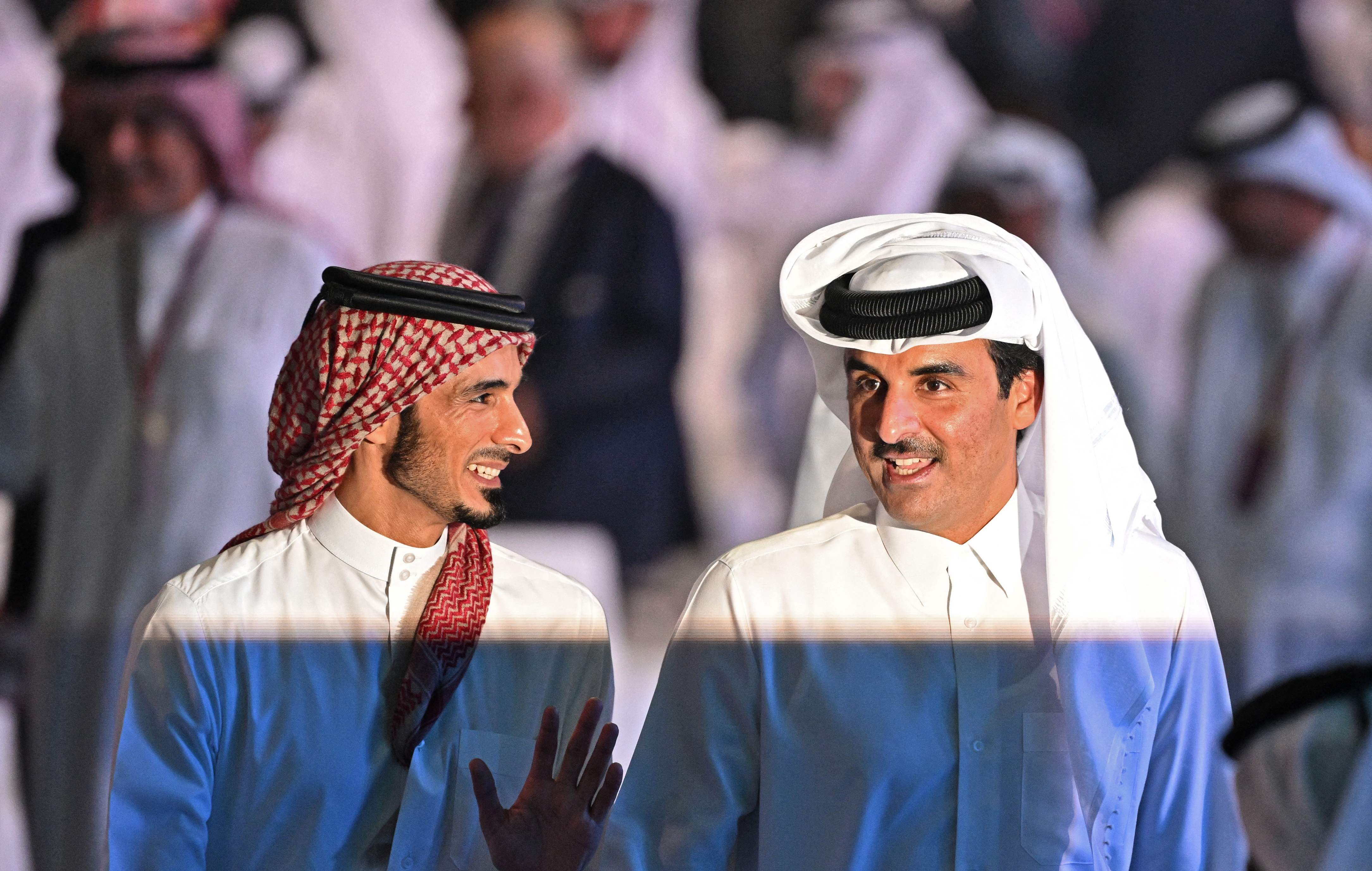 Emir Qatar Sheikh Tamim bin Hamad (kanan) dan Sheikh Jassim bin Hamad al-Thani saat pengundian Piala Dunia 2022 di Qatar, pada April 2022.