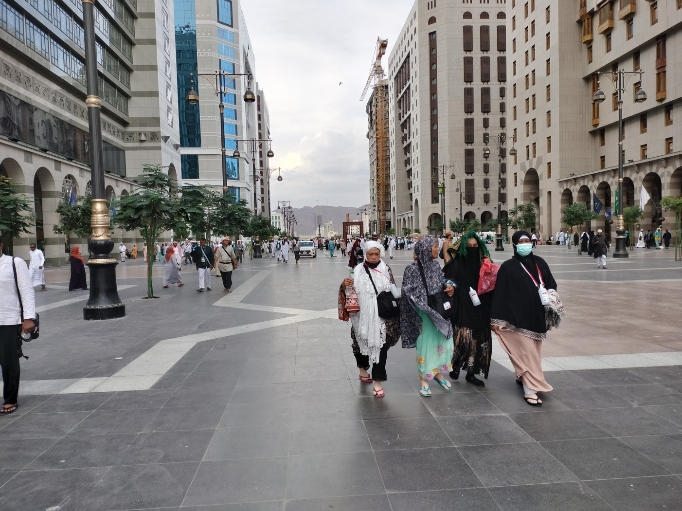 Jemaah haji Indonesia berjalan berkelompok, biasanya berempat sesuai jumlah penghuni dalam satu kamar hotel, Sabtu (3/6).