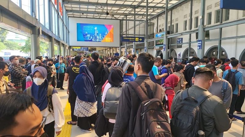 Sebanyak 18 ribu penumpang berangkat dari Stasiun Pasar Senen dan 14 ribu penumpang dari Stasiun Gambir. 
