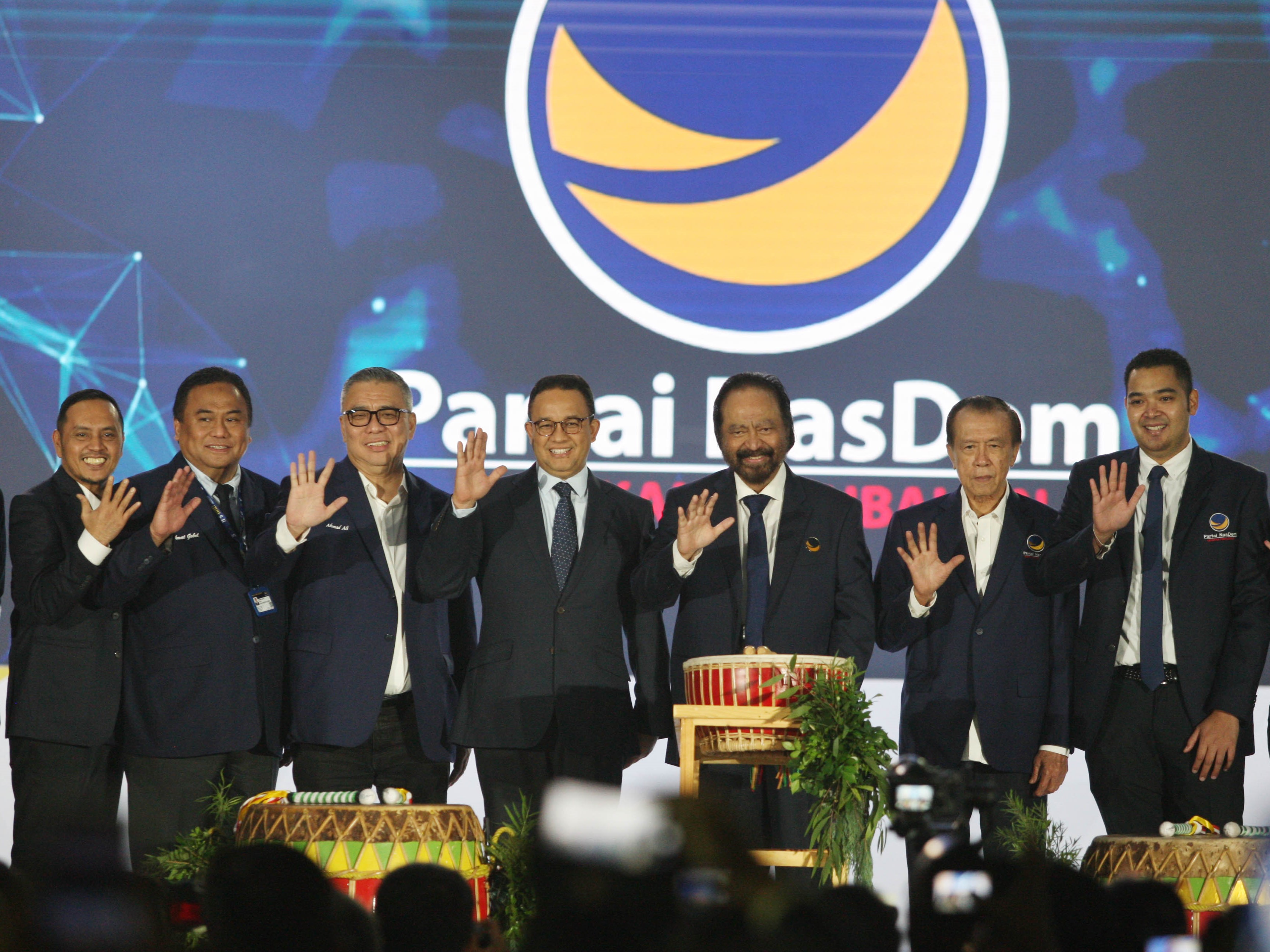 Ketua Umum Partai NasDem Surya Paloh bersama Anies Baswedan didampingi jajaran pengurus, Jakarta, Jumat (2/6/2023).  