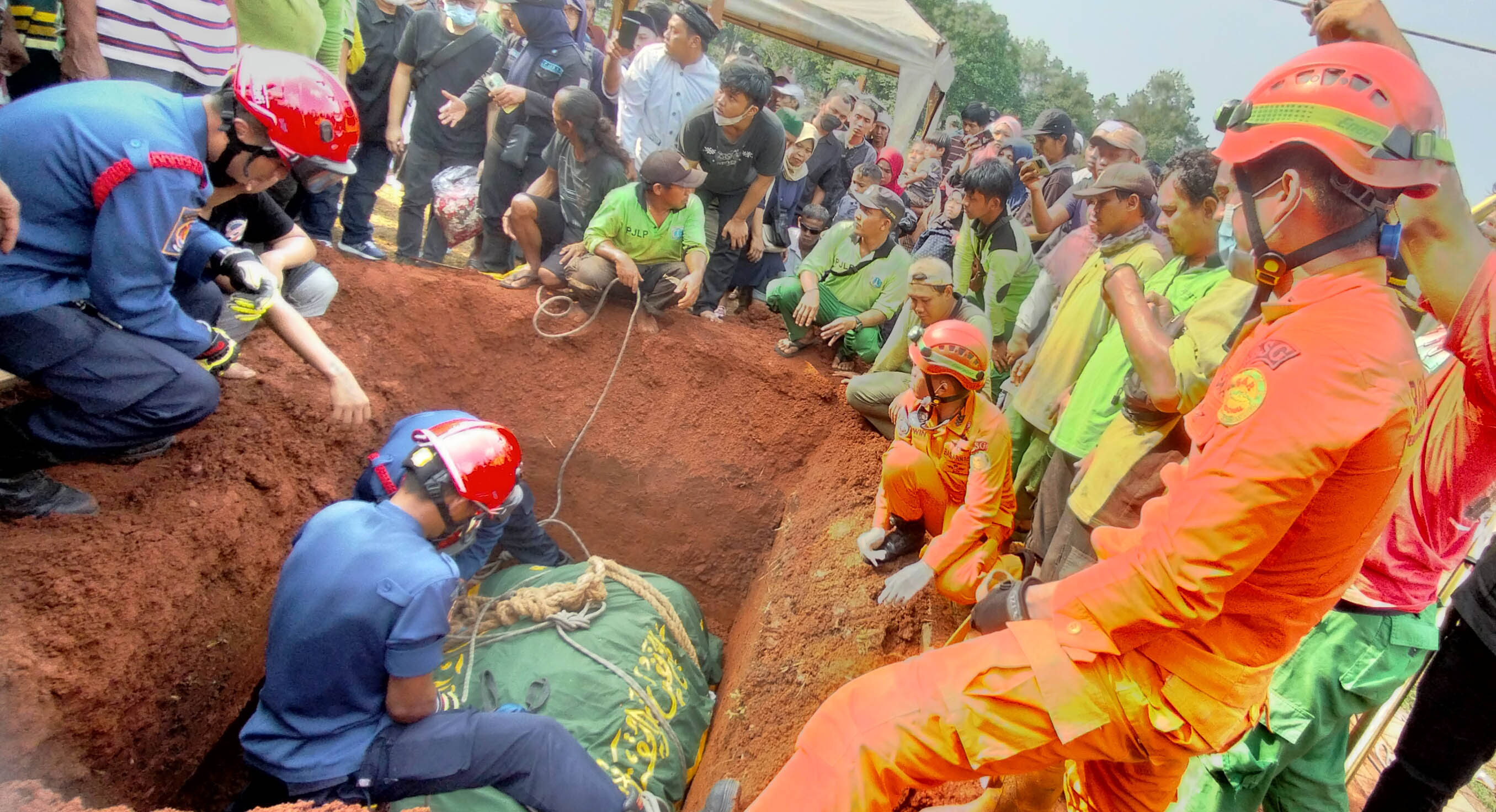 Petugas Pemadan Kebakaran mempersiapkan alat bantu untuk menurunkan Jenazah Almarhum Muhammad Fajri pria obesitas 300kg di TPU Menteng Pulo