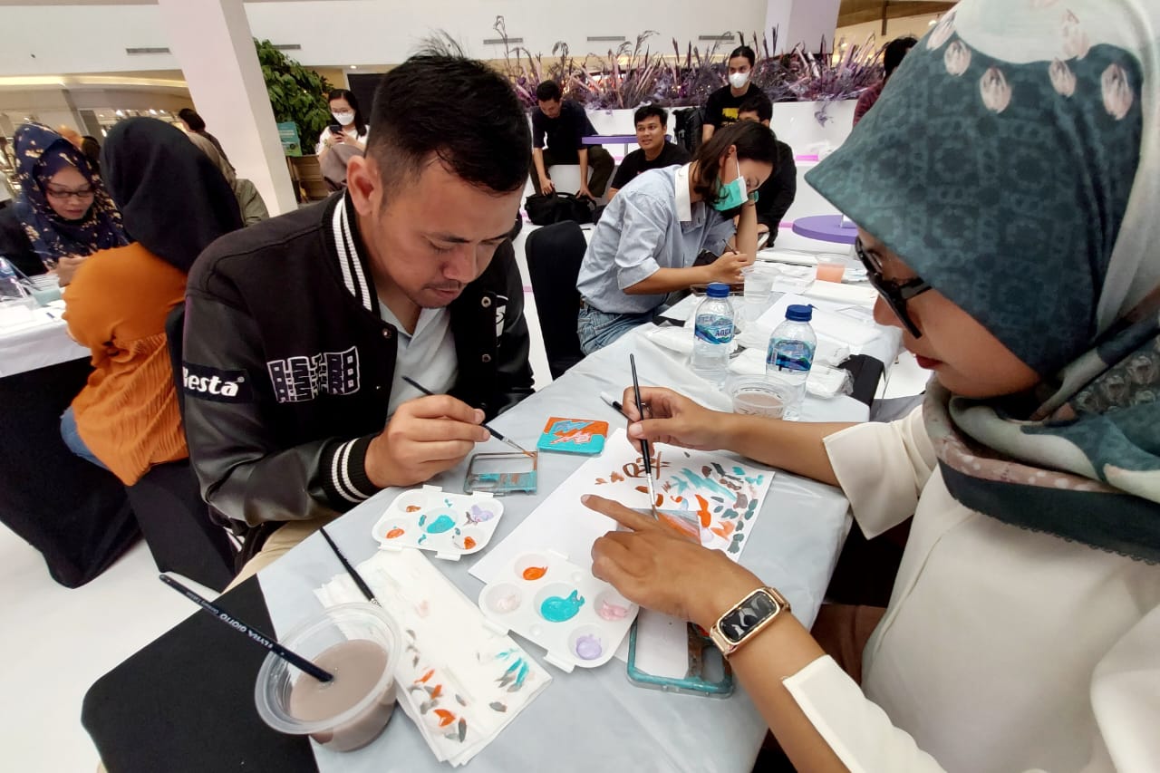 Sejumlah warga mengikuti lomba saat peluncuran produk terbaru OPPO di Kota Bandung