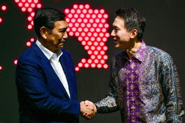 TikTok CEO Shou Zi Chew dengan Menko Marinves, Luhut Binsar Pandjaitan.