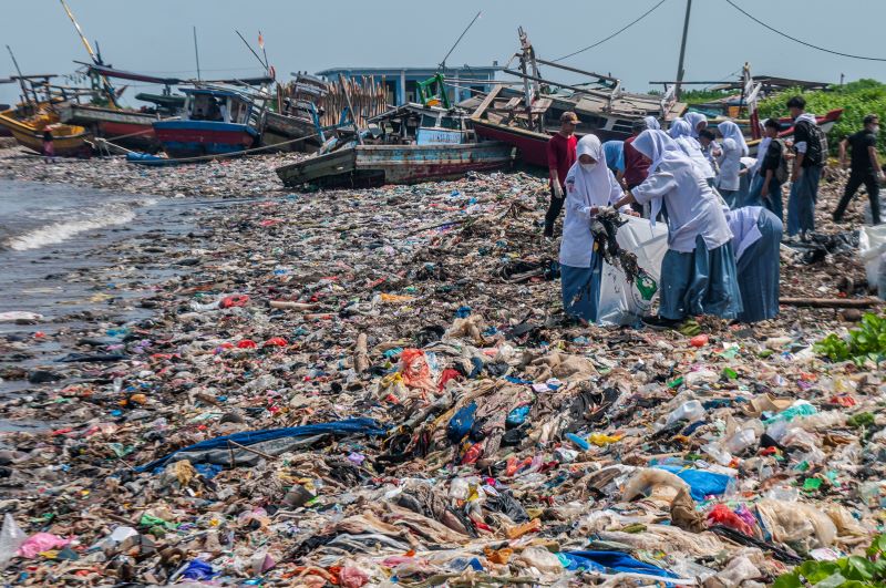 Siswa bersama relawan, dan warga memungut sampah di Pantai Labuan, Pandeglang, Banten.