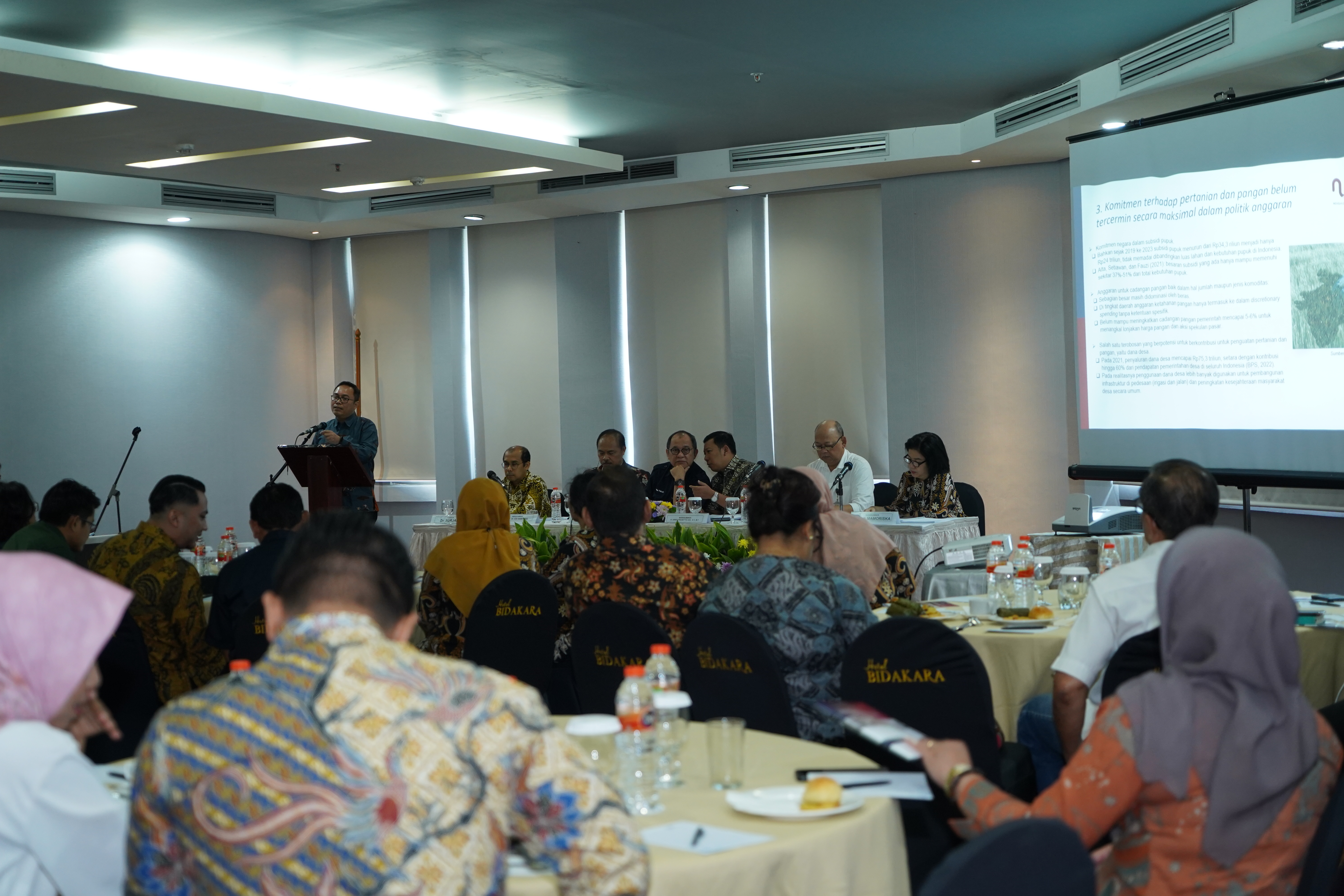 Lemahnya peran industri pengolahan tercermin dari masih tingginya ketergantungan impor untuk benih, pupuk, obat maupun pakan ternak.