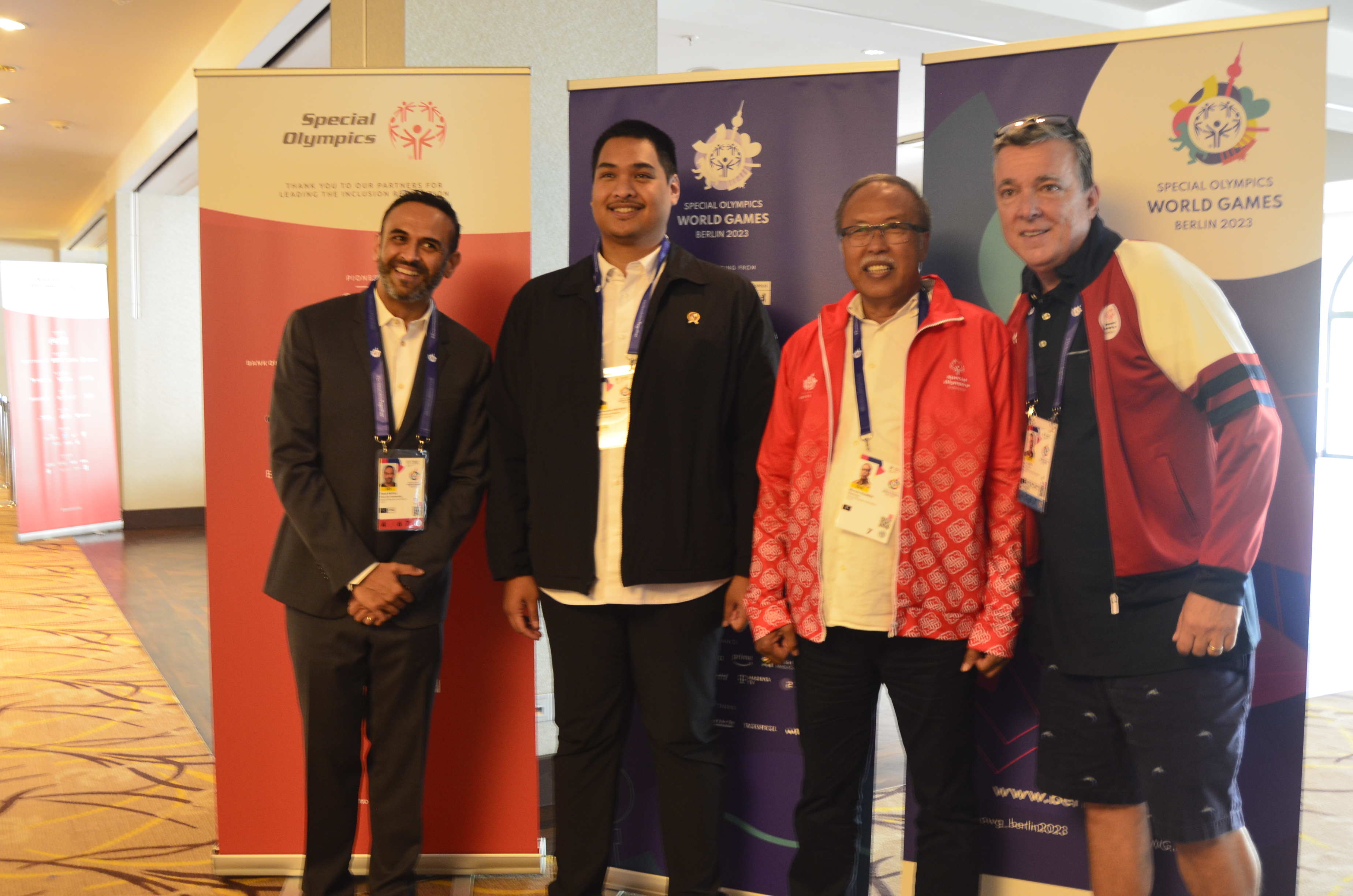 Menpora Dito Ariotedjo (kedua dari kiri) saat berkunjung ke Special Olympics Summer Games 2023 di Berlin, Jerman.