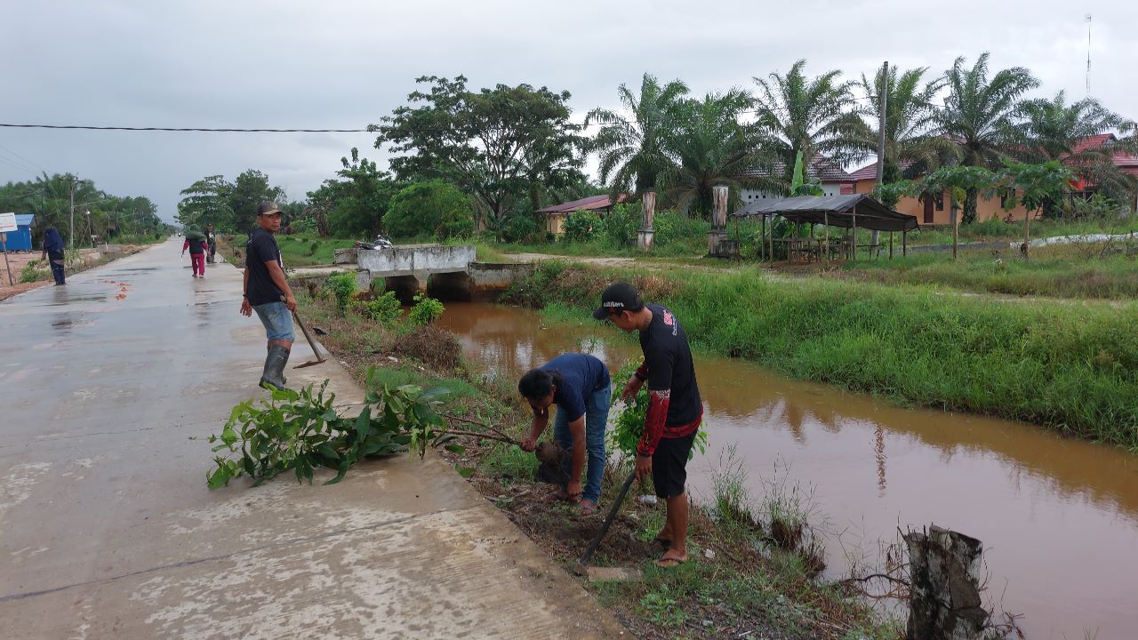 Kegiatan bersih kampung yang digelar GMC di Penajam Paser Utara, Kaltim
