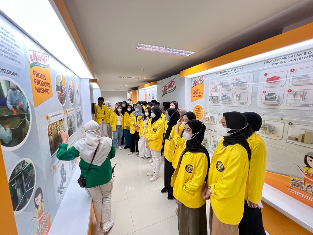 Para mahasiswa dari beberapa universitas melakukan studi tur untuk mempelajari penerapan K3L ke pabrik Ajinomoto di Karawang, Jabar. 