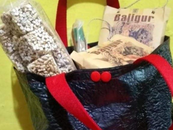 Sampah plastik yang diolah menjadi tas.