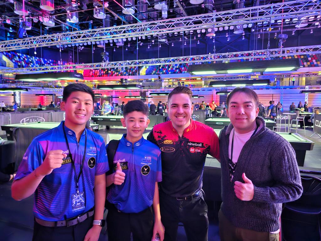 Pemilik Carabao Billiards Indonesia Hendra Kurniawan (kanan) bersama kedua atlet biliar junior binaannya pada kejuaraan Bola 9 di Inggris.