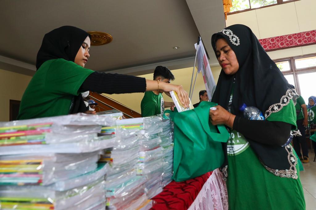 Komunitas Ojek Online Gelar Bazar kebutuhan sekolah jelang tahun ajaran baru