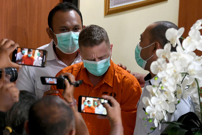 Kepolisian menunda mendeportasi WNA Kanada Stephane Gagnon karena terlibat kasus dugaan pemerasan.