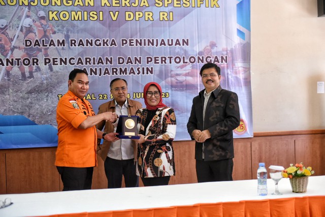Ketua Tim Kunspik Komisi V DPR RI Sri Rahayu saat bertukar cenderamata usai memimpin pertemuan dengan Basarnas di Kalsel, Kamis (22/6).