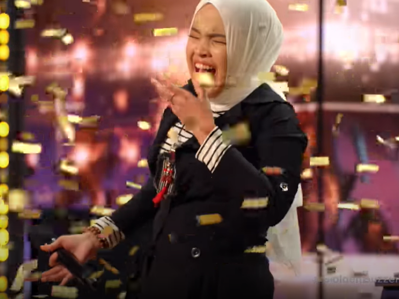 Suara emas Putri bahkan berhasil meluluhkan hati Simon Cowell, salah satu juri di sana.