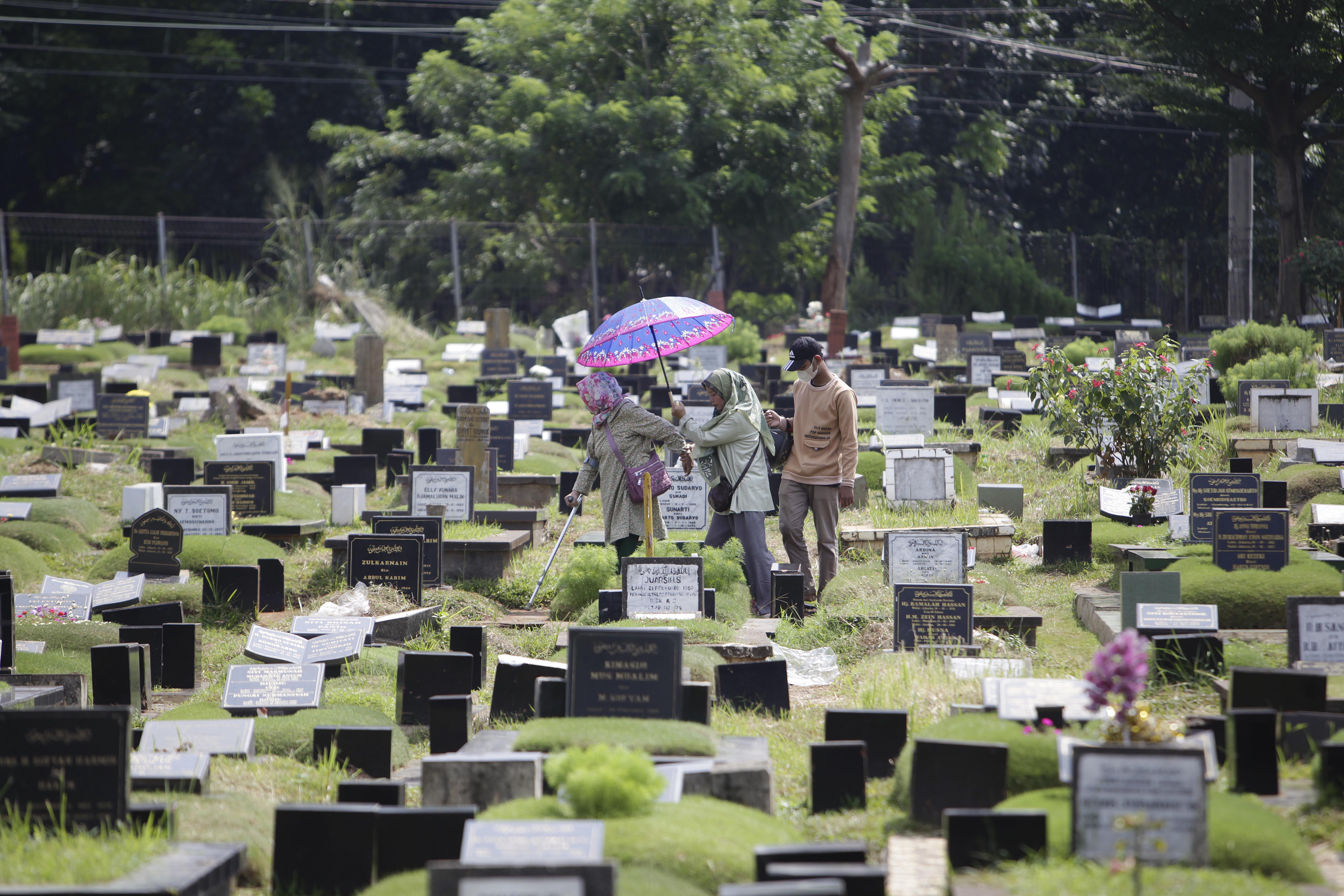 Pengunjung melakukan ziarah kubur makam kerabat di Tempat Pemakaman Umum (TPU) Tanah Kusir, Jakarta.