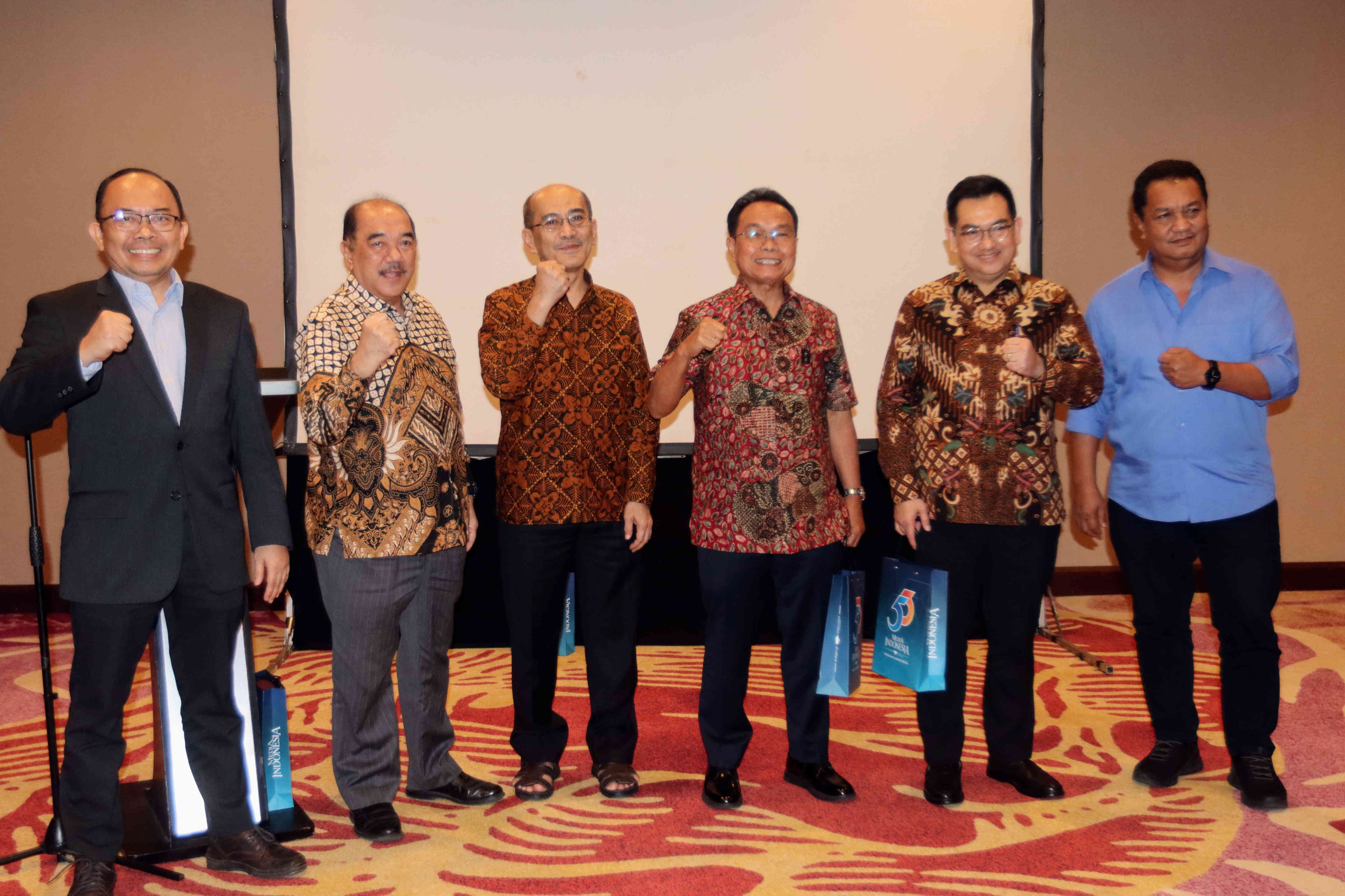 Guru besar IPDN Djohermansyah Djohan (tiga dari kanan) di acara diskusi Executive Forum, di Jakarta, Rabu (7/6). 