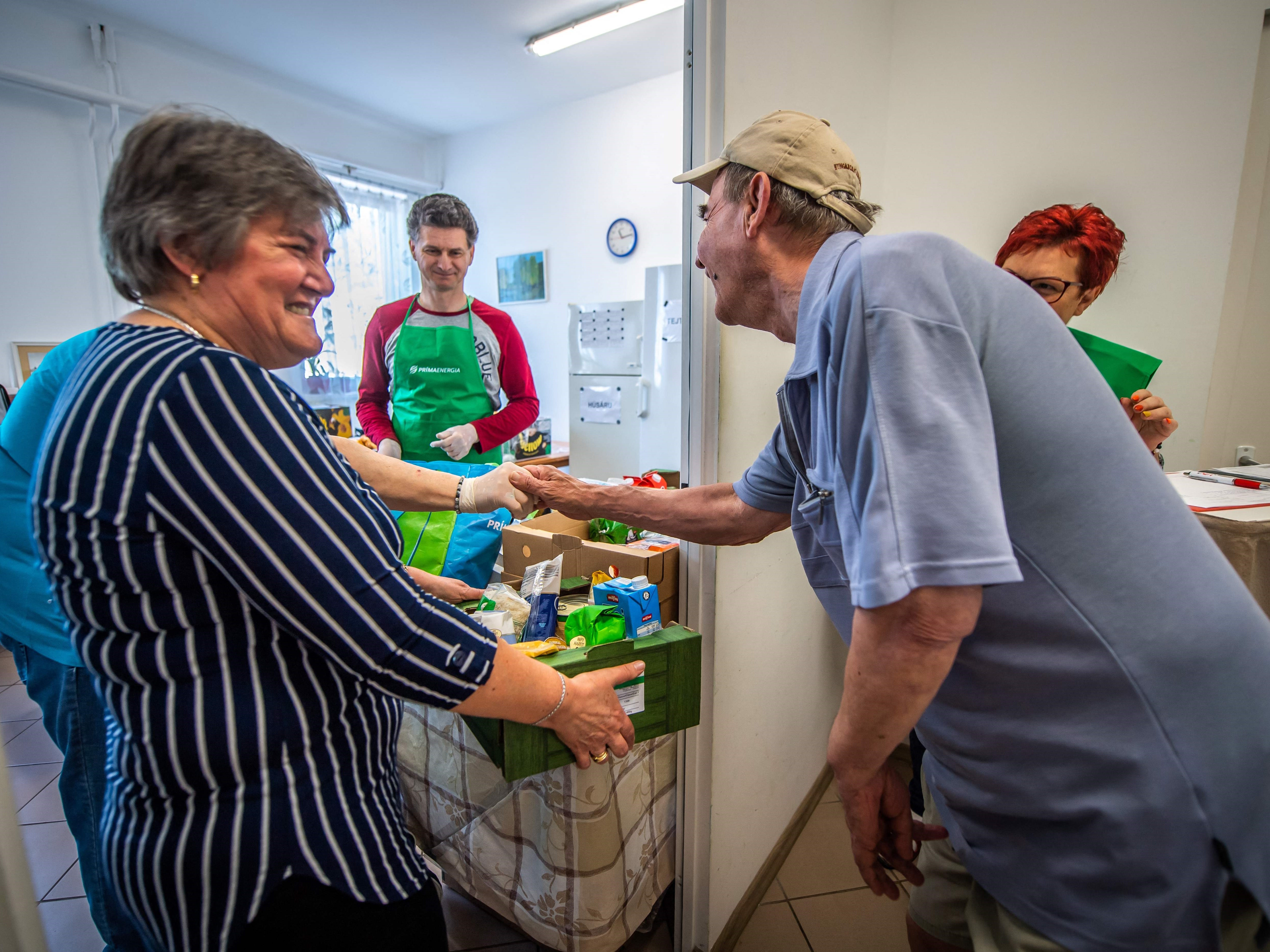 Seorang pekerja bantuan Hungaria memberikan sumbangan makanan kepada keluarga yang anggotanya menderita multiple sclerosis di Hatvan.