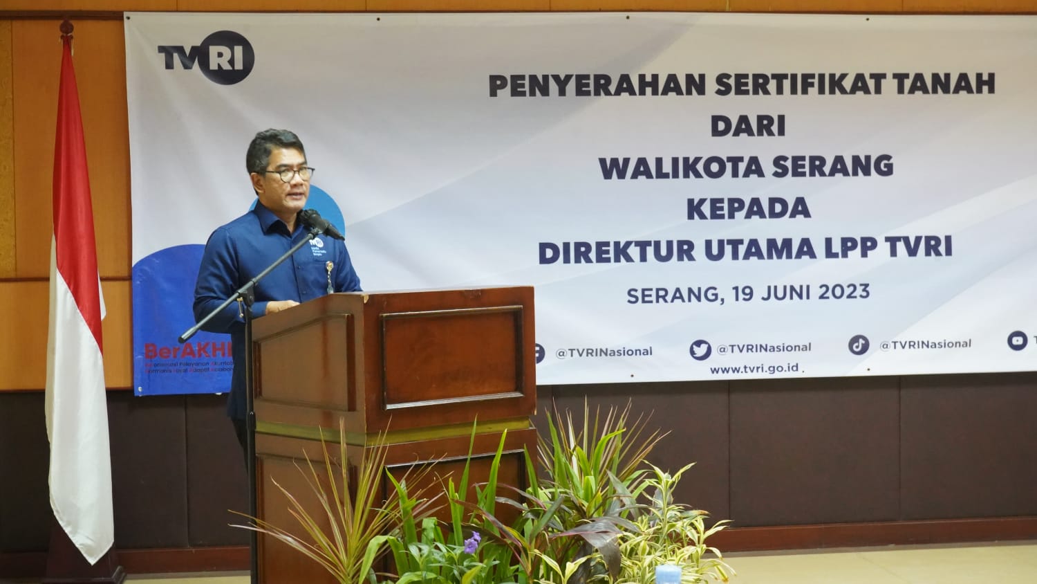 Penyerahan sertifikat tanah untuk TVRI di Serang, Banten