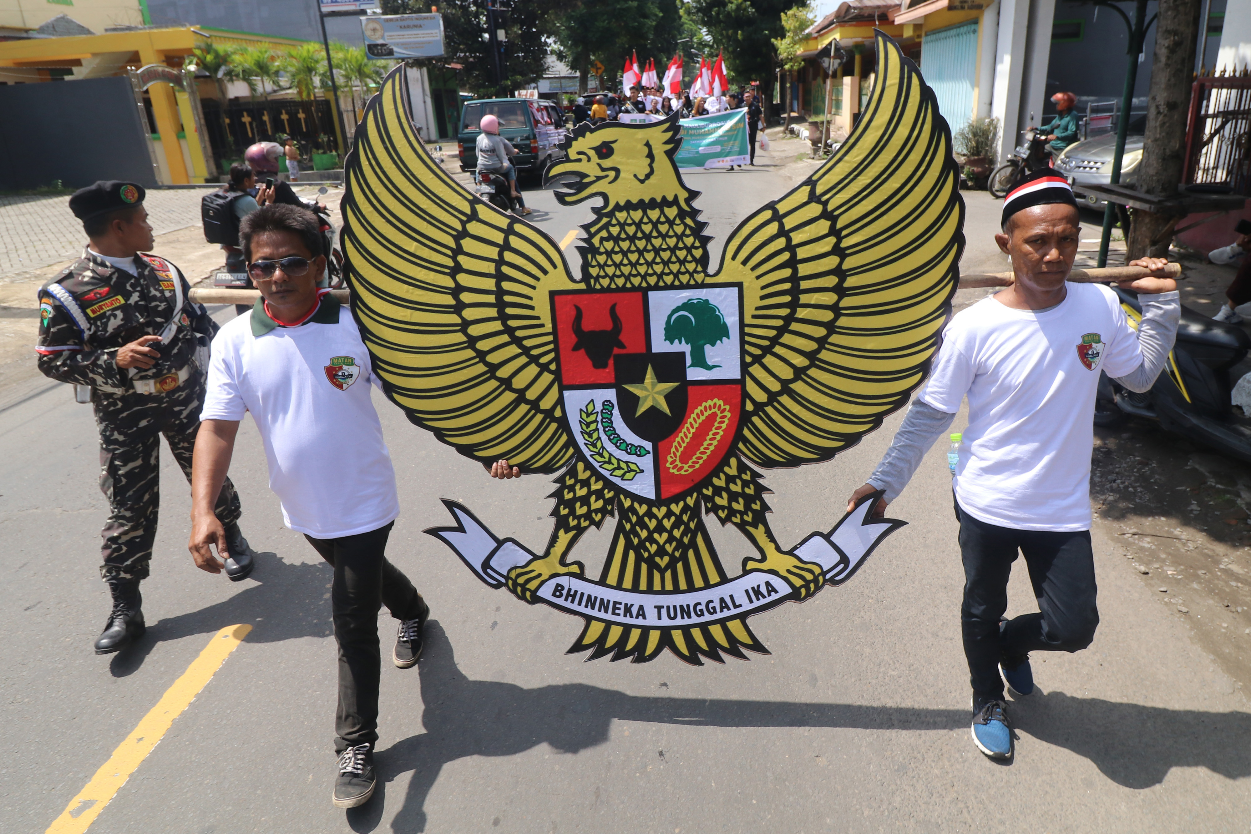  Peserta membawa lambang negara Garuda Pancasila saat Kirab Kebangsaan di Kota Kediri