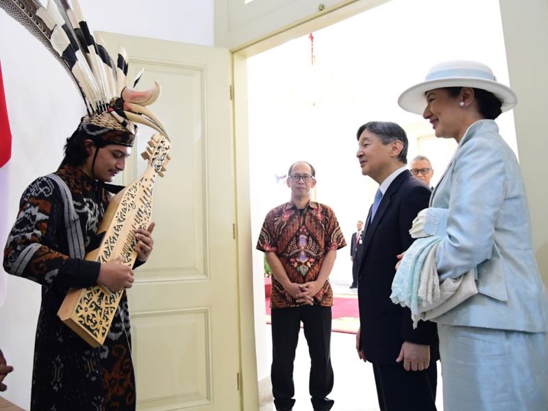 Kaisar Naruhito dan Permaisuri menikmati alunan musik di Istana Bogor.