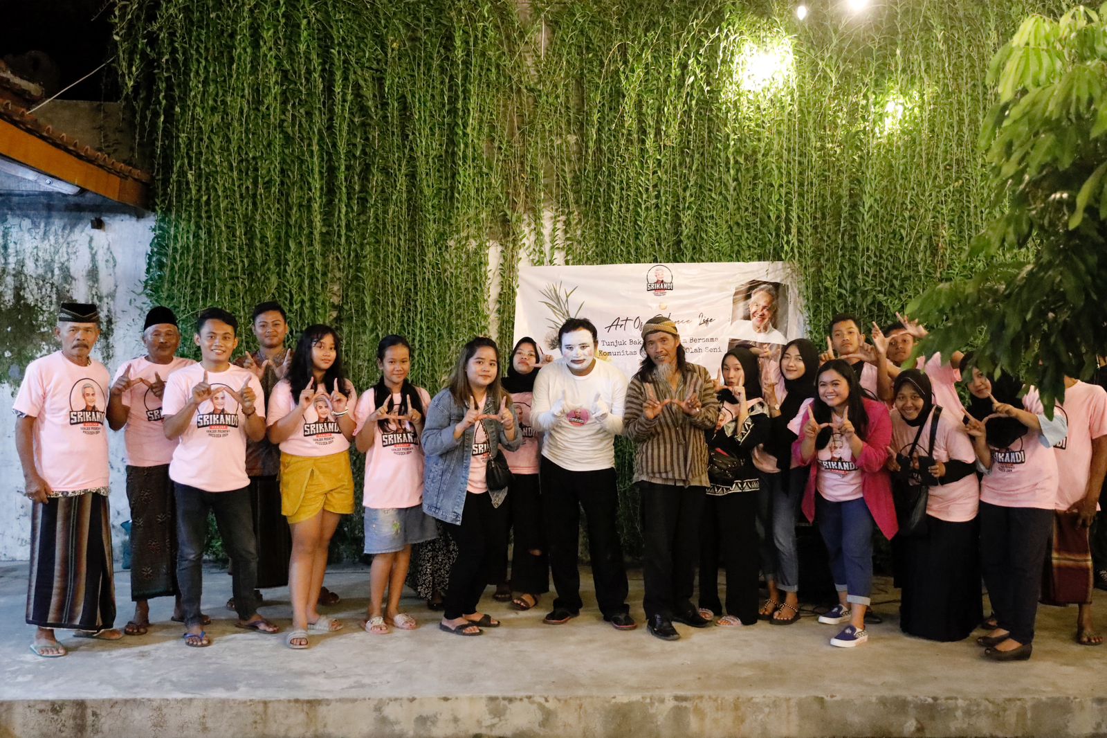 Pertunjukan pantomim di Dusun Krajan, Desa Wonoanti, Kecamatan Gandusari, Kabupaten Trenggalek, Jatim, pada Jumat (16/6) malam.