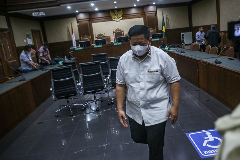 Rijatono Lakka terbukti bersalah menyuap Gubernur nonaktif Papua Lukas Enembe dan divonis 5 tahun penjara. Selain itu dia didenda Rp250 juta