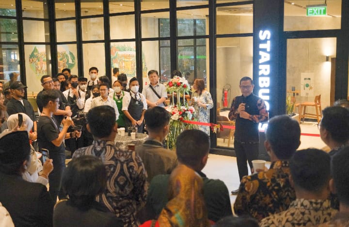 Pembukaan gerai  Starbucks di Podomoro Park Bandung