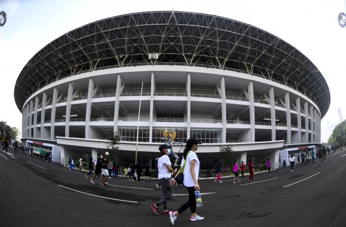 Sejumlah warga berolahraga di bagian luar Stadion Utama, Kompleks Gelora Bung Karno (GBK), Jakarta. 