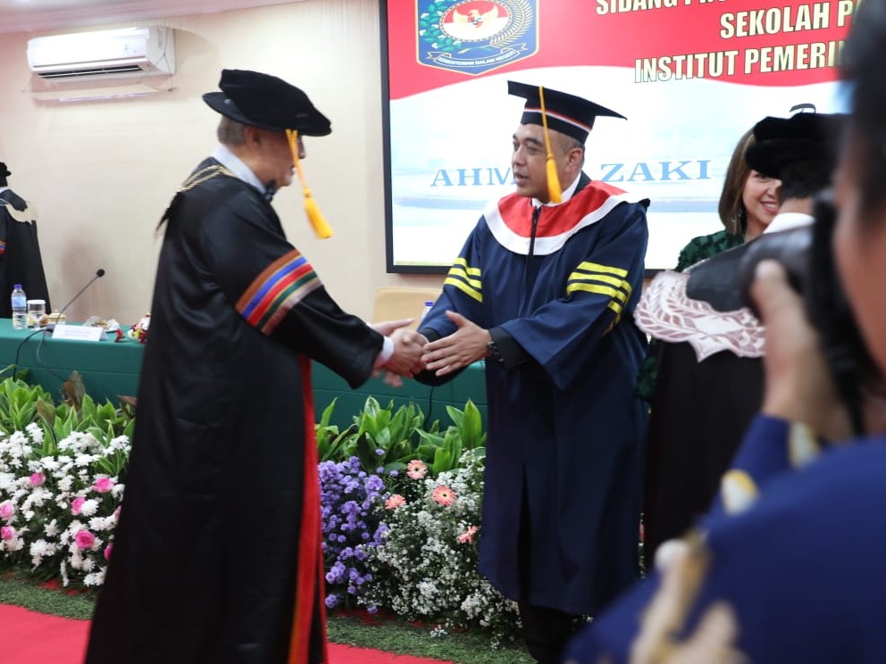 Ahmed Zaki Iskandar (kanan).